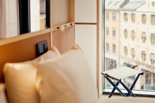 Room, 1 Queen Bed | Hypo-allergenic bedding, in-room safe, blackout drapes, free WiFi