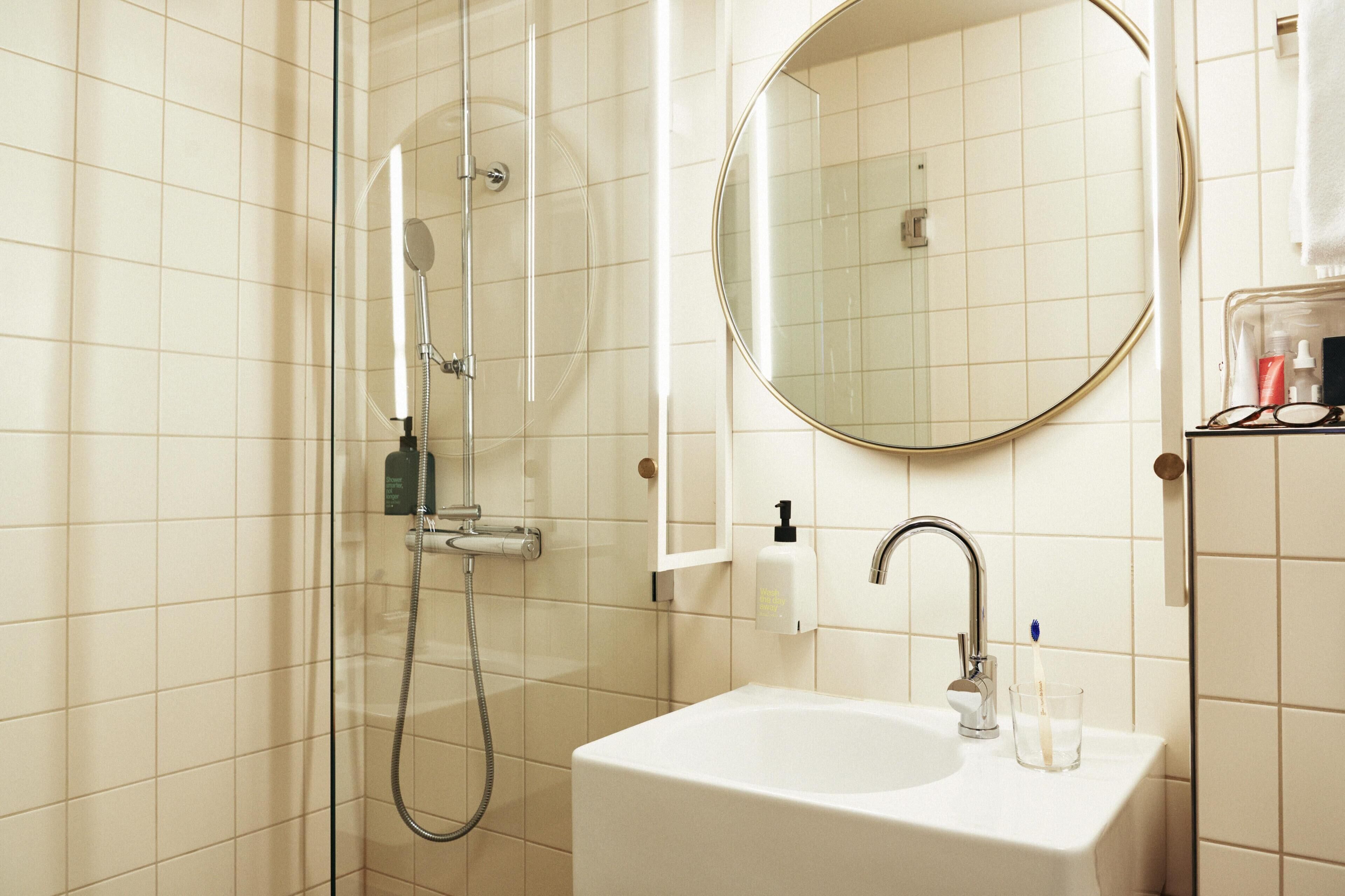 Habitación, 1 cama de matrimonio | Baño | Ducha y cabezal de ducha tipo lluvia