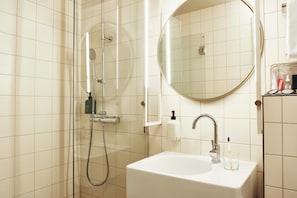 Room, 1 Queen Bed | Bathroom | Shower, rainfall showerhead, free toiletries, hair dryer - Scandic Go, Grensen 20 (Oslo)
