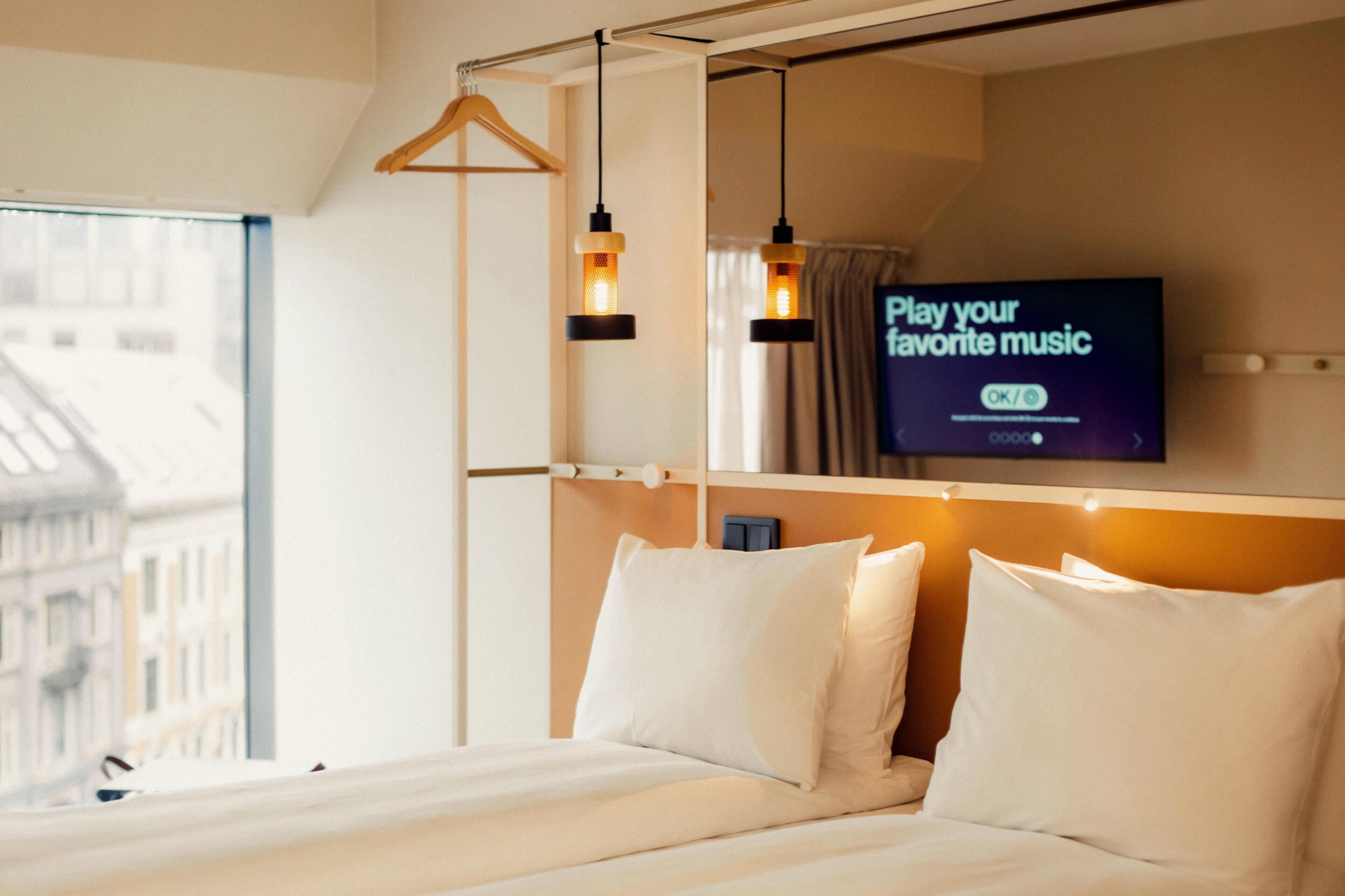 Ropa de cama hipoalergénica y caja de seguridad en la habitación 