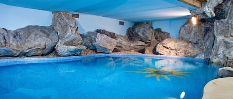 Inomhuspool, en sÀsongsöppen utomhuspool, parasoller och solstolar