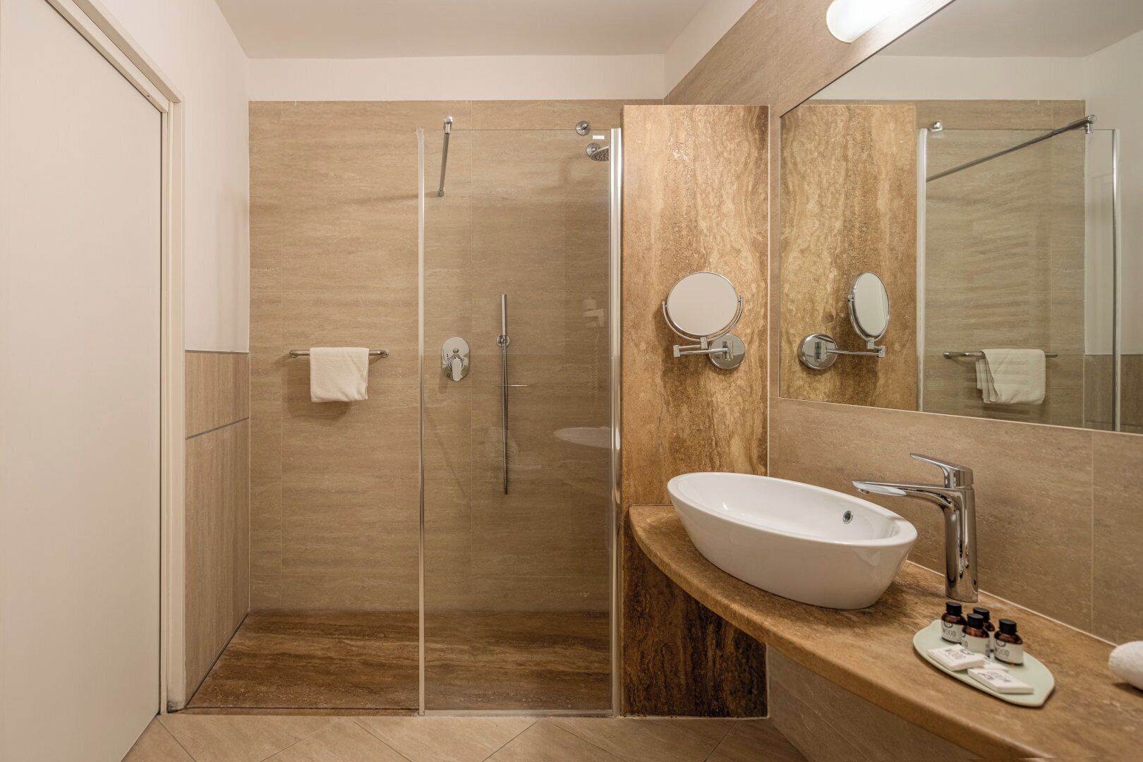 deluxe triple room, balcony | bathroom | free toiletries, hair dryer, bathrobes, slippers