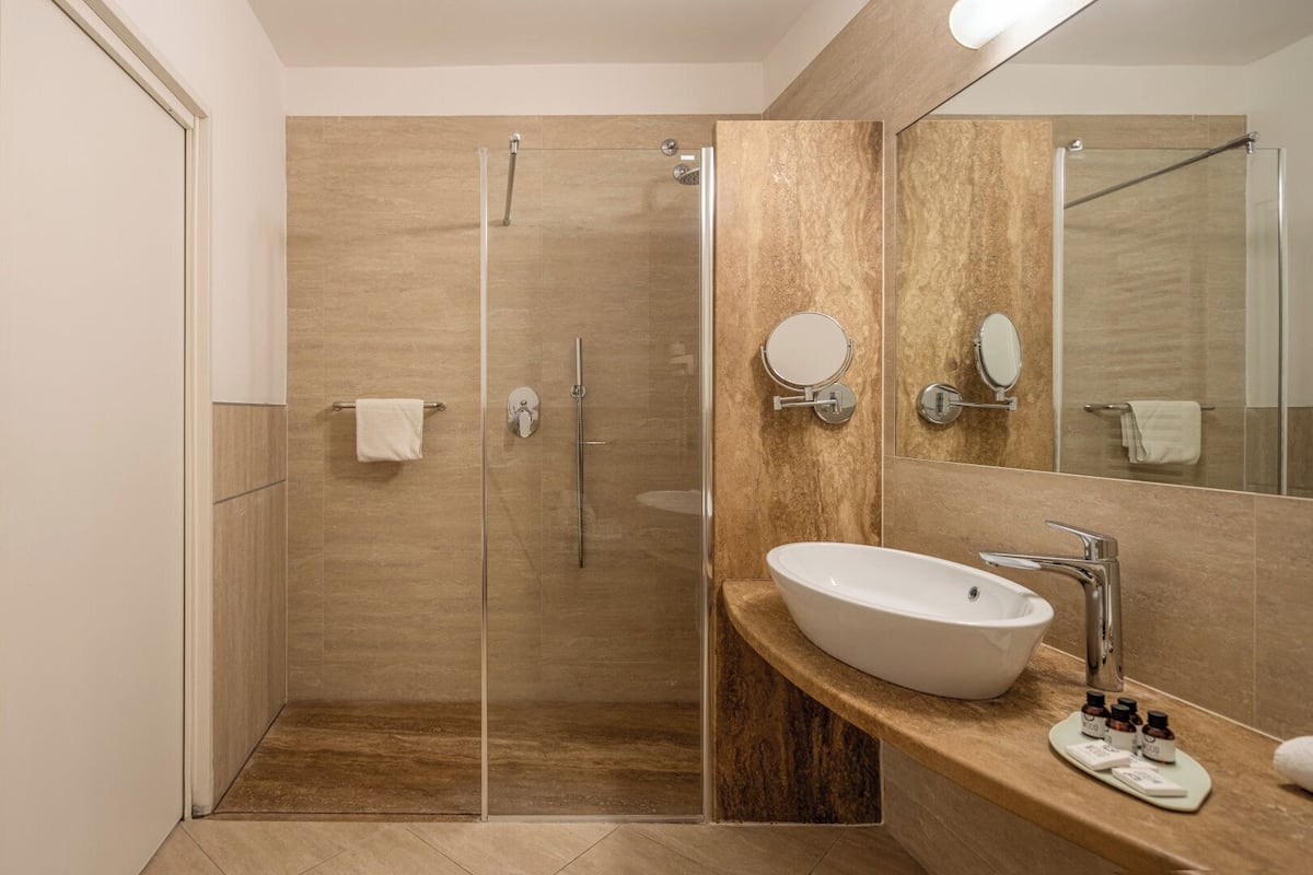 deluxe triple room, balcony | bathroom | free toiletries, hair dryer, bathrobes, slippers