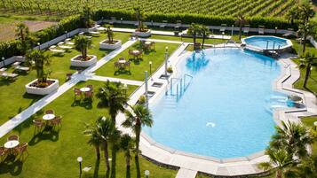 Minibar, coffres-forts dans les chambres, bureau