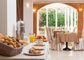 Free daily buffet breakfast