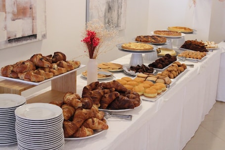 Breakfast buffet. Hotel delle More