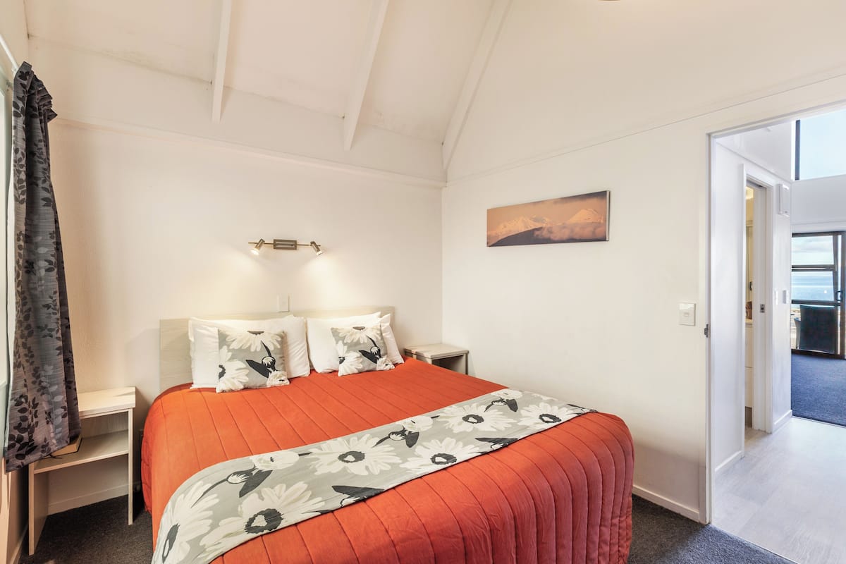 Superior One Bedroom Suite with Hot Tub | 書桌、遮光窗簾/窗簾、熨斗/熨衫板、免費 Wi-Fi