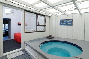 Private spa tub - Gables Lakefront Resort (Taupo)
