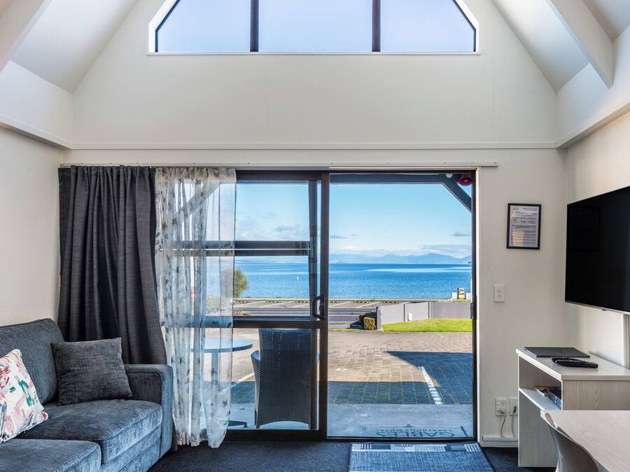 Superior One Bedroom Suite with Hot Tub | Wohnbereich | 50-Zoll-Fernseher mit Satellitenempfang