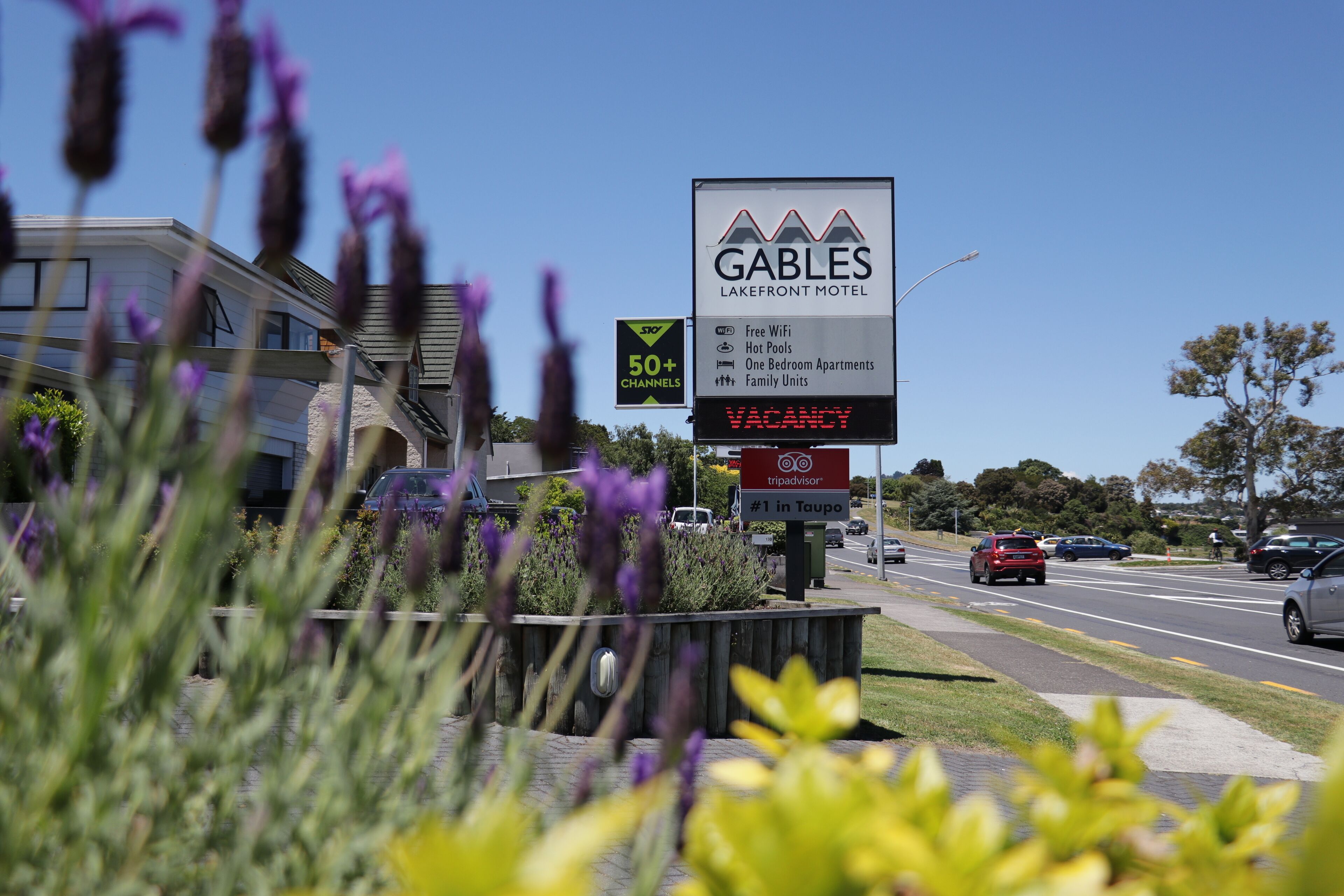 Letrero del motel Gables Lakefront con servicios como WiFi gratuito, piscinas calientes y habitaciones familiares.