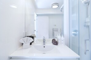 Shower, free toiletries, hair dryer, towels - Gables Lakefront Motel (Taupo)