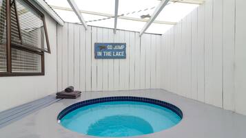 Superior One Bedroom Suite with Hot Tub | Bain à remous privé