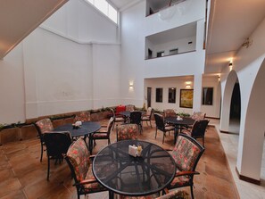 Petit déjeuner, déjeuner et dîner servis sur place