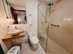 Shower, free toiletries, hair dryer, towels - Hotel Karlo (Cali)