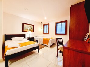 Chambre triple Confort | Literie de qualité, lit avec matelas en mousse à mémoire, coffre-fort