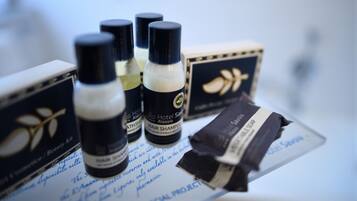 Kit de tocador de hotel con varios productos para el cabello y una pastilla de jabón.