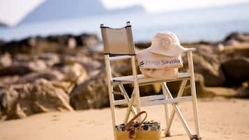 Plage privée, chaises longues, parasols, serviettes de plage