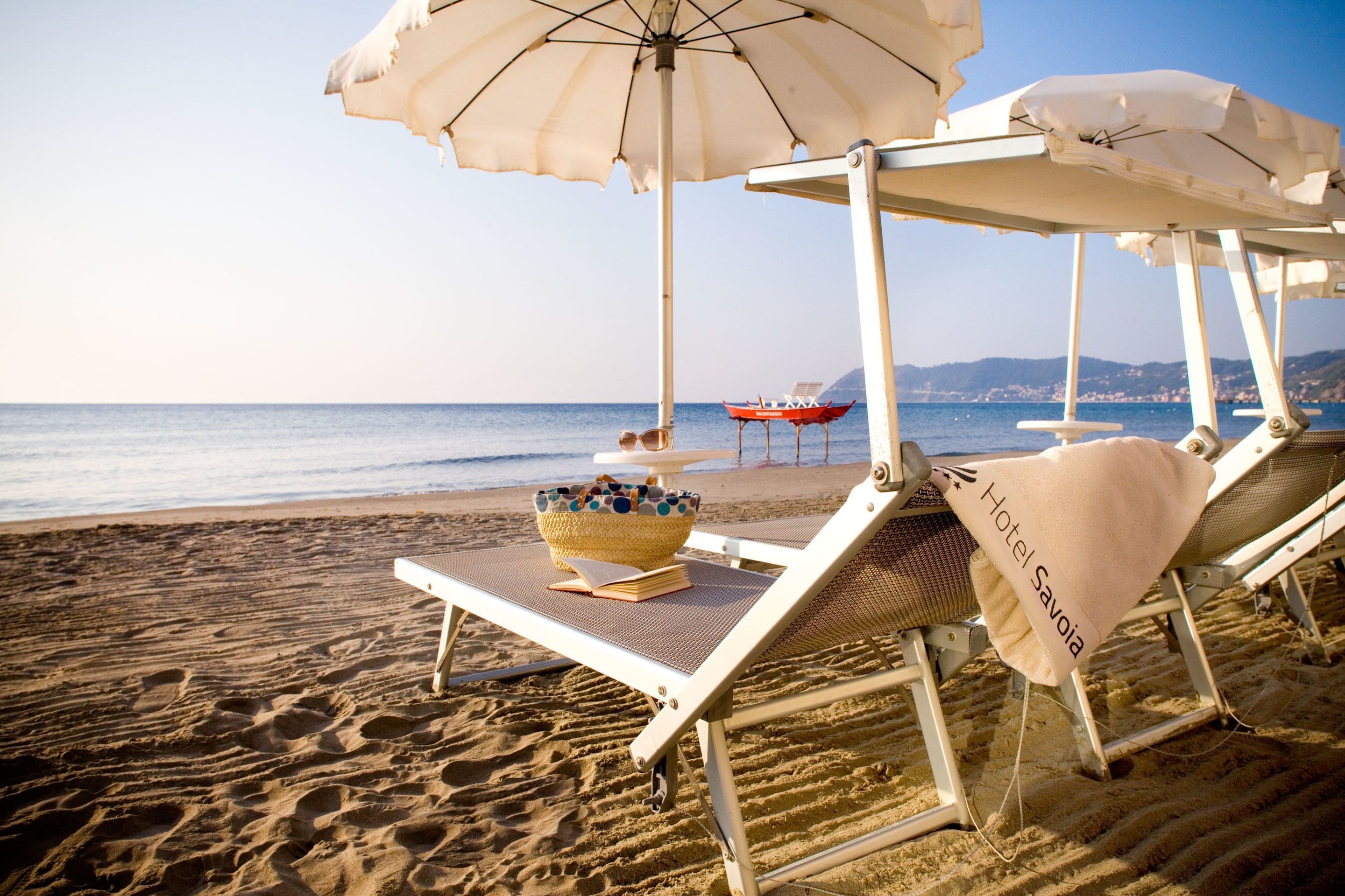 Privatstrand, Liegestühle, Sonnenschirme, Strandtücher