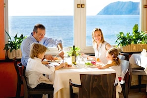 2 間餐廳，供應地中海料理