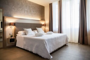 Select Comfort beds, minibar, in-room safe, desk - Hotel Savoia (Alassio)