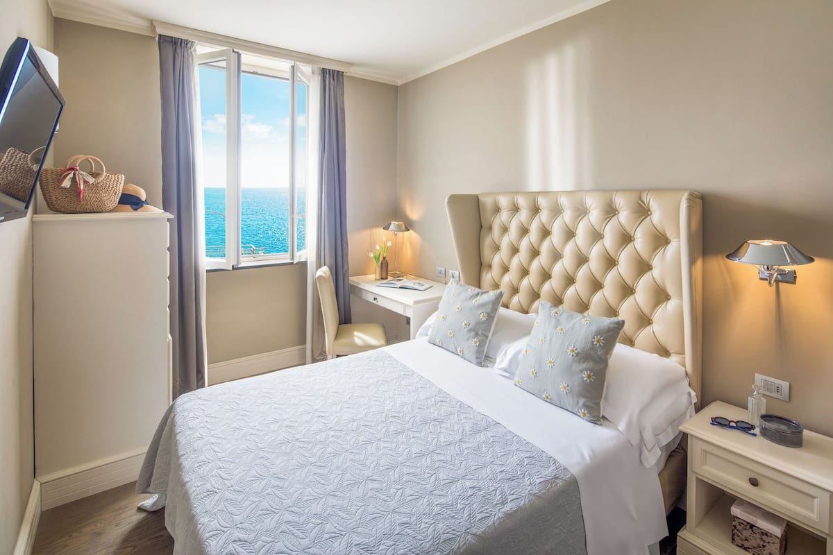 Family Room vista mare | Select Comfort beds, minibar, in-room safe, desk