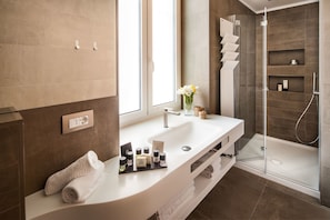 Double Room, City View, Annex Building | Bathroom | Free toiletries, hair dryer, slippers, bidet