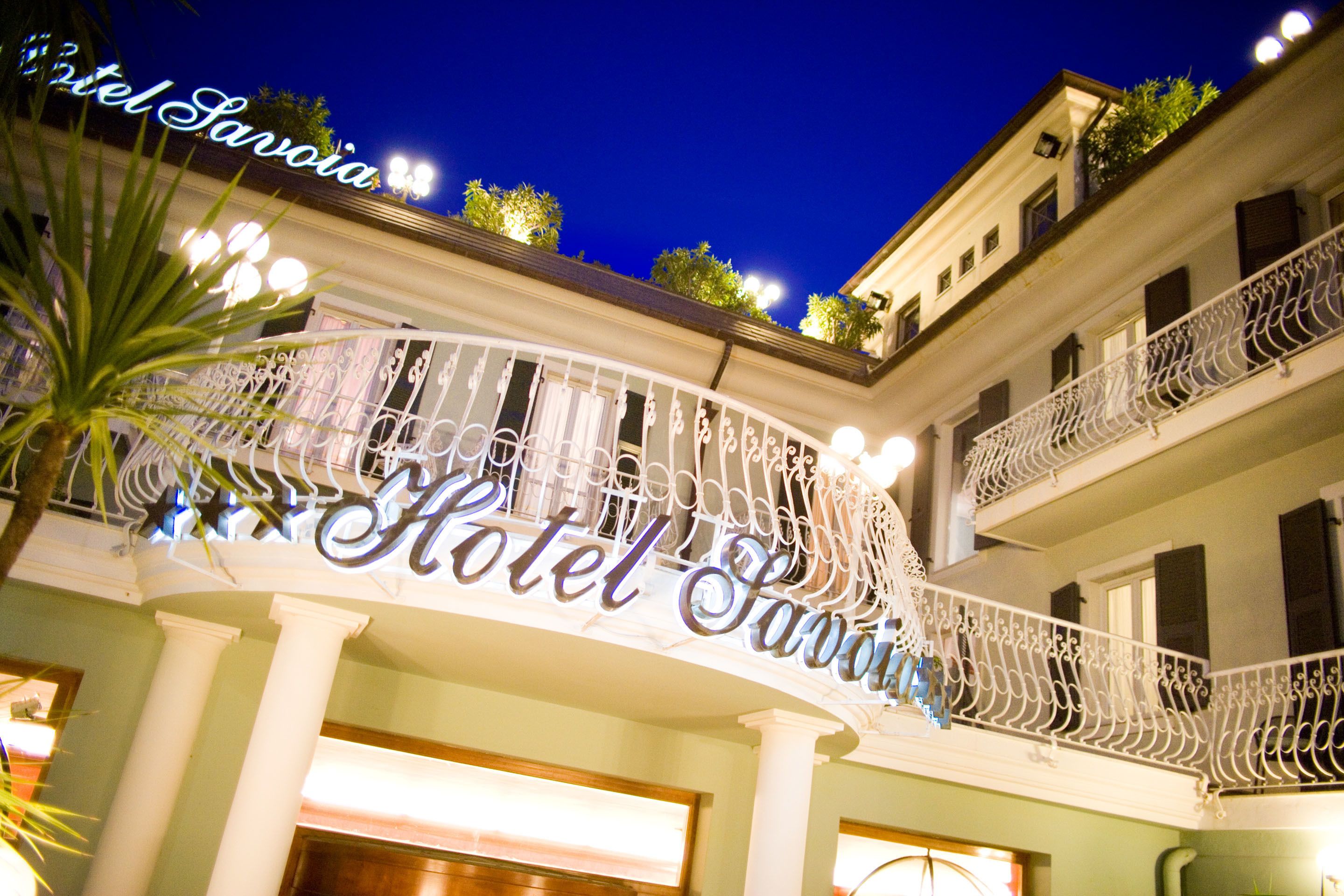 A hotel with a balcony and a sign that reads "Hotel Sanvito."