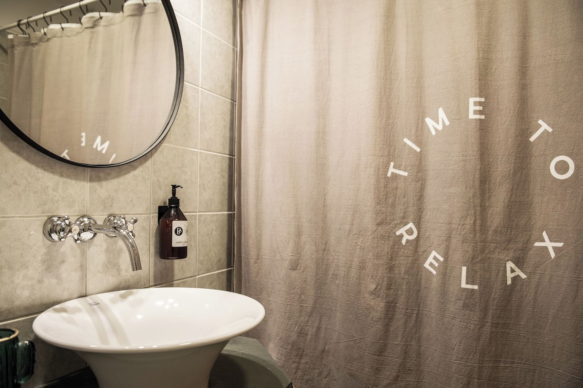 standard double or twin room | bathroom | combined shower/bathtub, deep-soaking bathtub, hair dryer, bidet