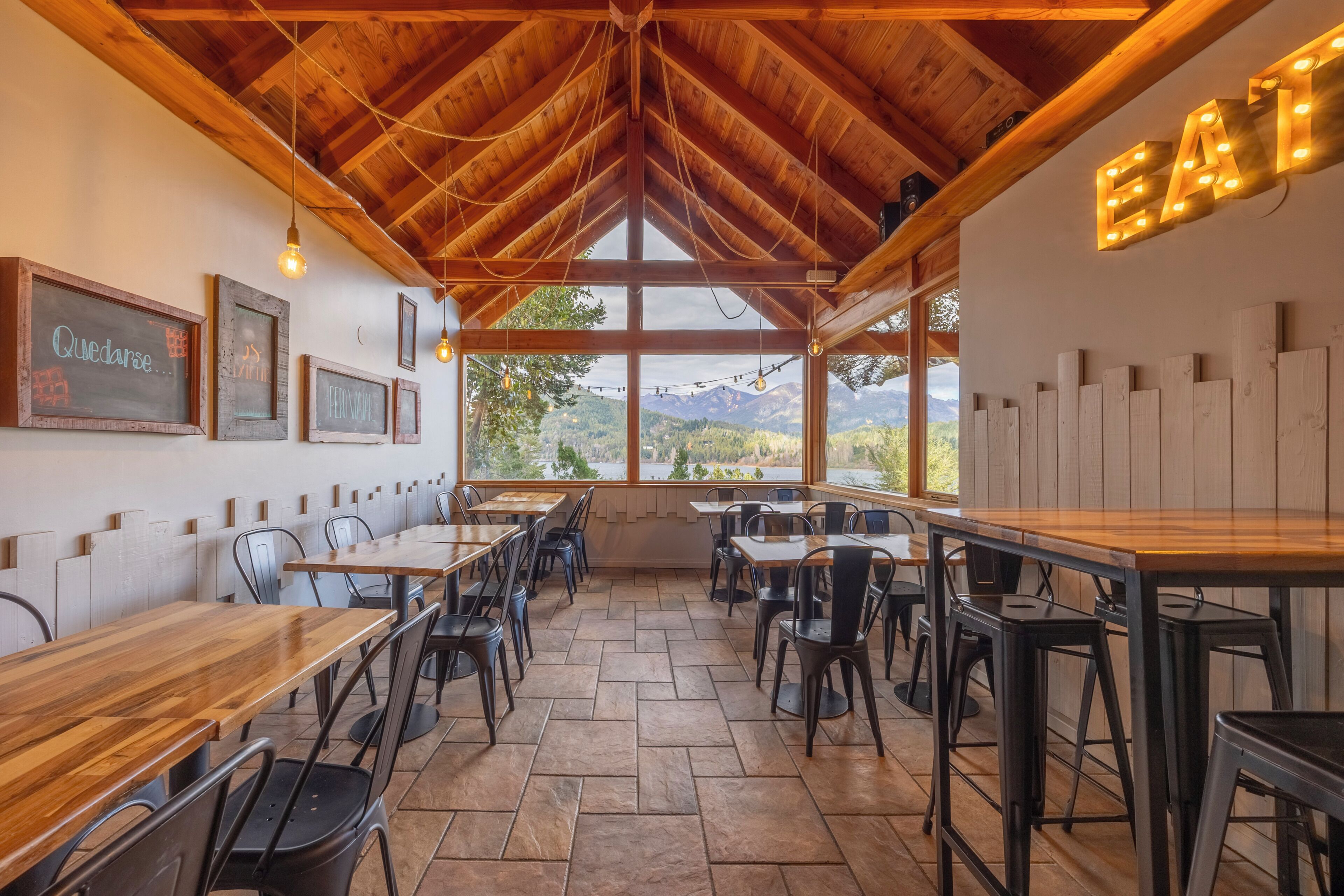 Petit déjeuner et dîner servis sur place