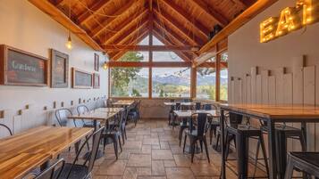 Petit déjeuner et dîner servis sur place