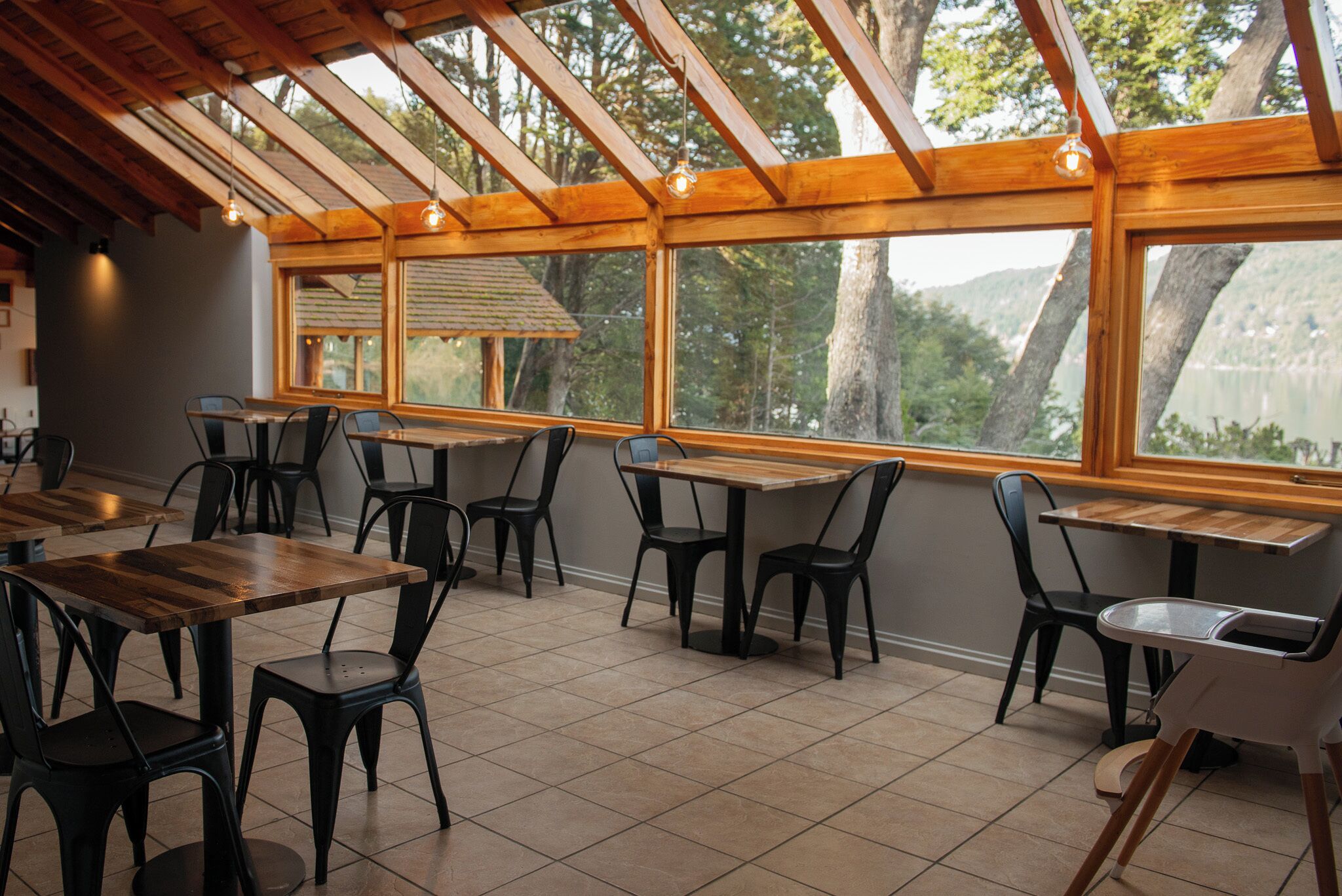 breakfast and dinner served, international cuisine