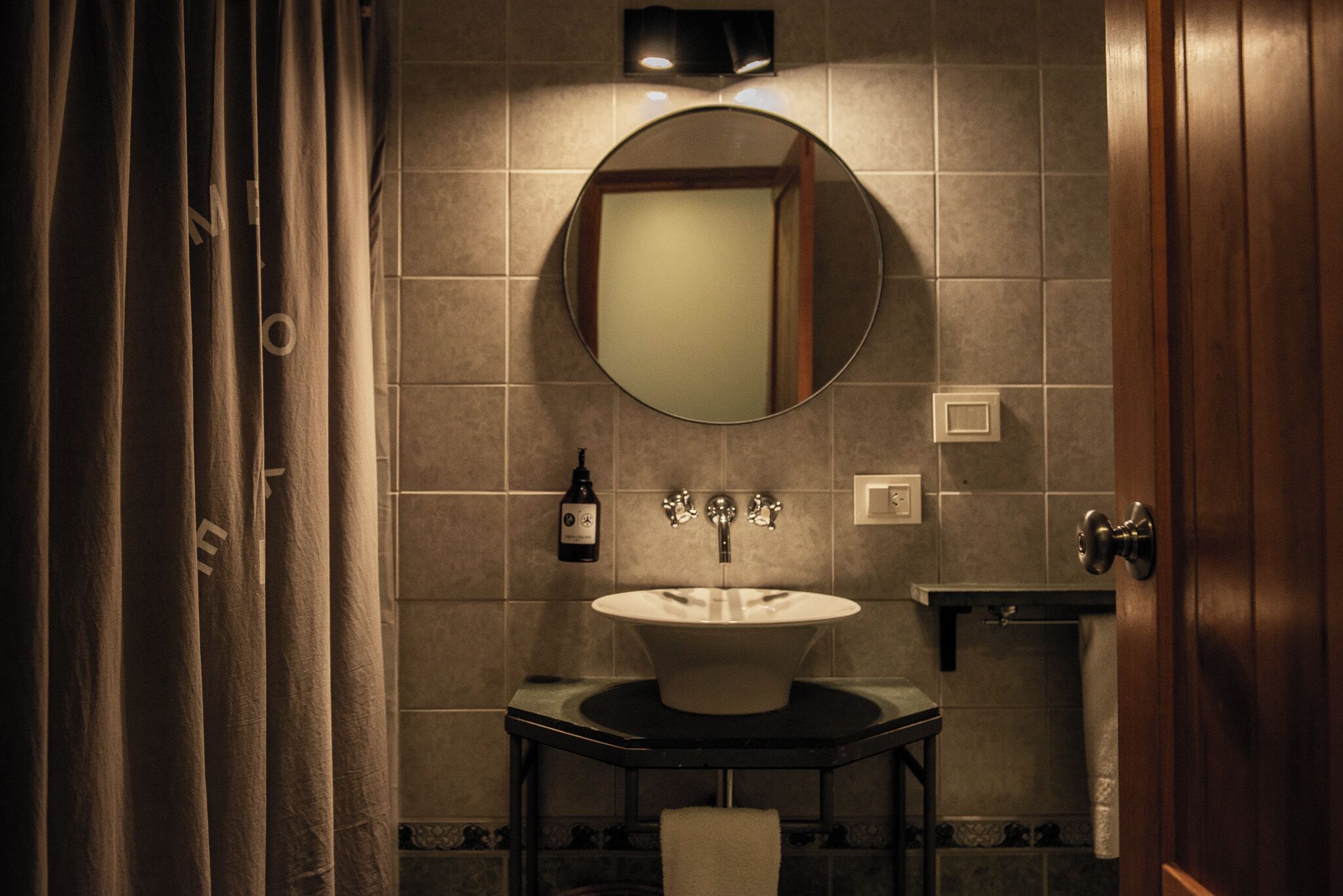 superior room, 1 king bed | bathroom | combined shower/bathtub, deep-soaking bathtub, hair dryer, bidet