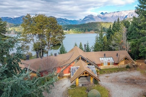 Front of property - Peninsula Petit Hotel (San Carlos de Bariloche)