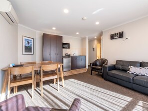 奢華套房, 2 間臥室 | 客廳 | 平面電視