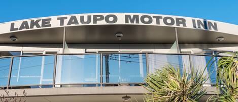 Un edificio con un letrero que dice "LAKE TAUPO MOTOR INN".