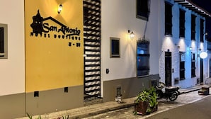 A building with a sign for 'San Antonio Hotel Boutique 2-3'. - San Antonio Hotel Boutique (Cali)