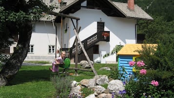 Children’s play area – outdoor