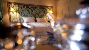 Minibar gratis, brankas, dan dilengkapi dengan perabotan berbeda-beda