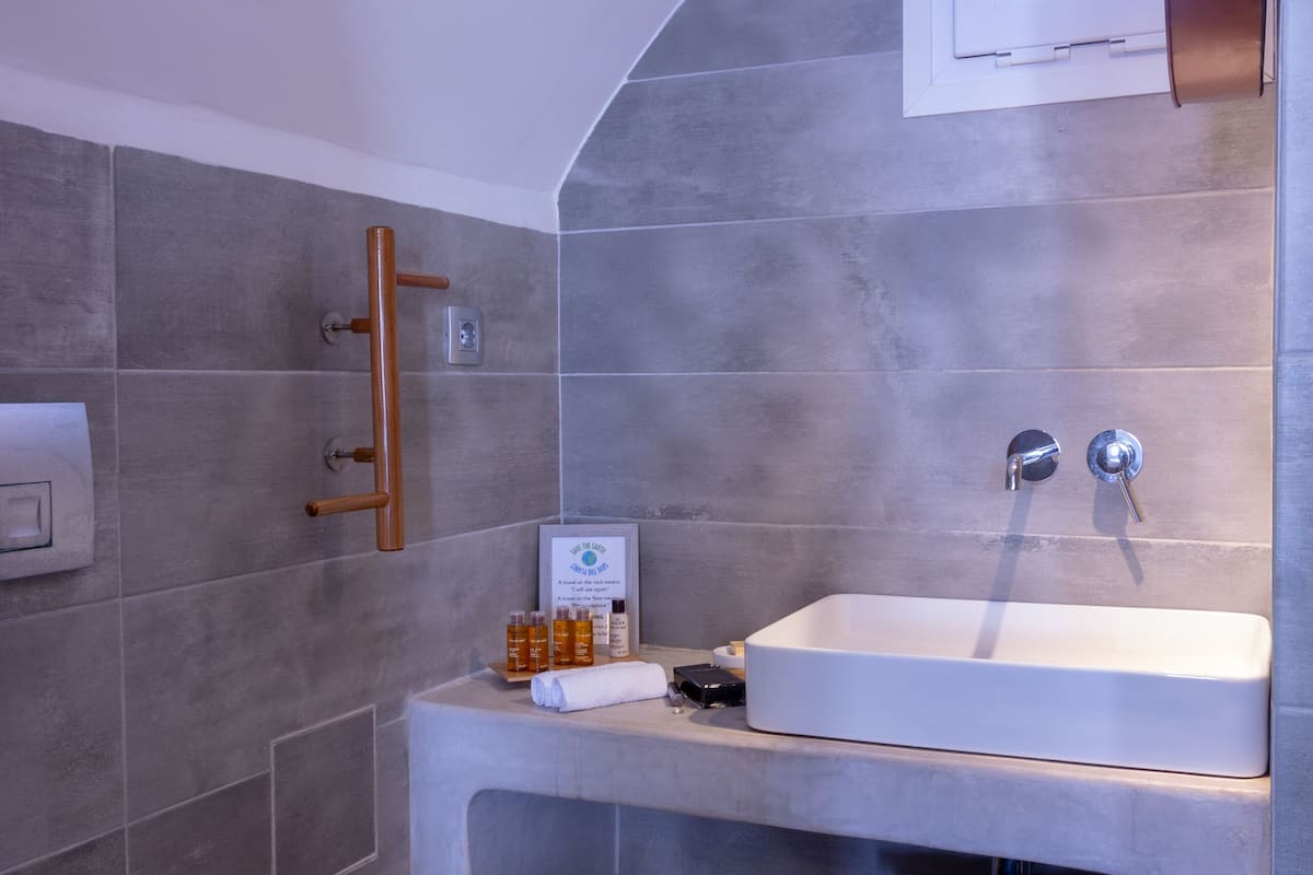 deluxe suite, sea view | bathroom sink