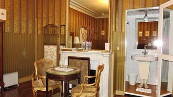 加厚床垫、迷你吧、客房内保险箱、特色装修