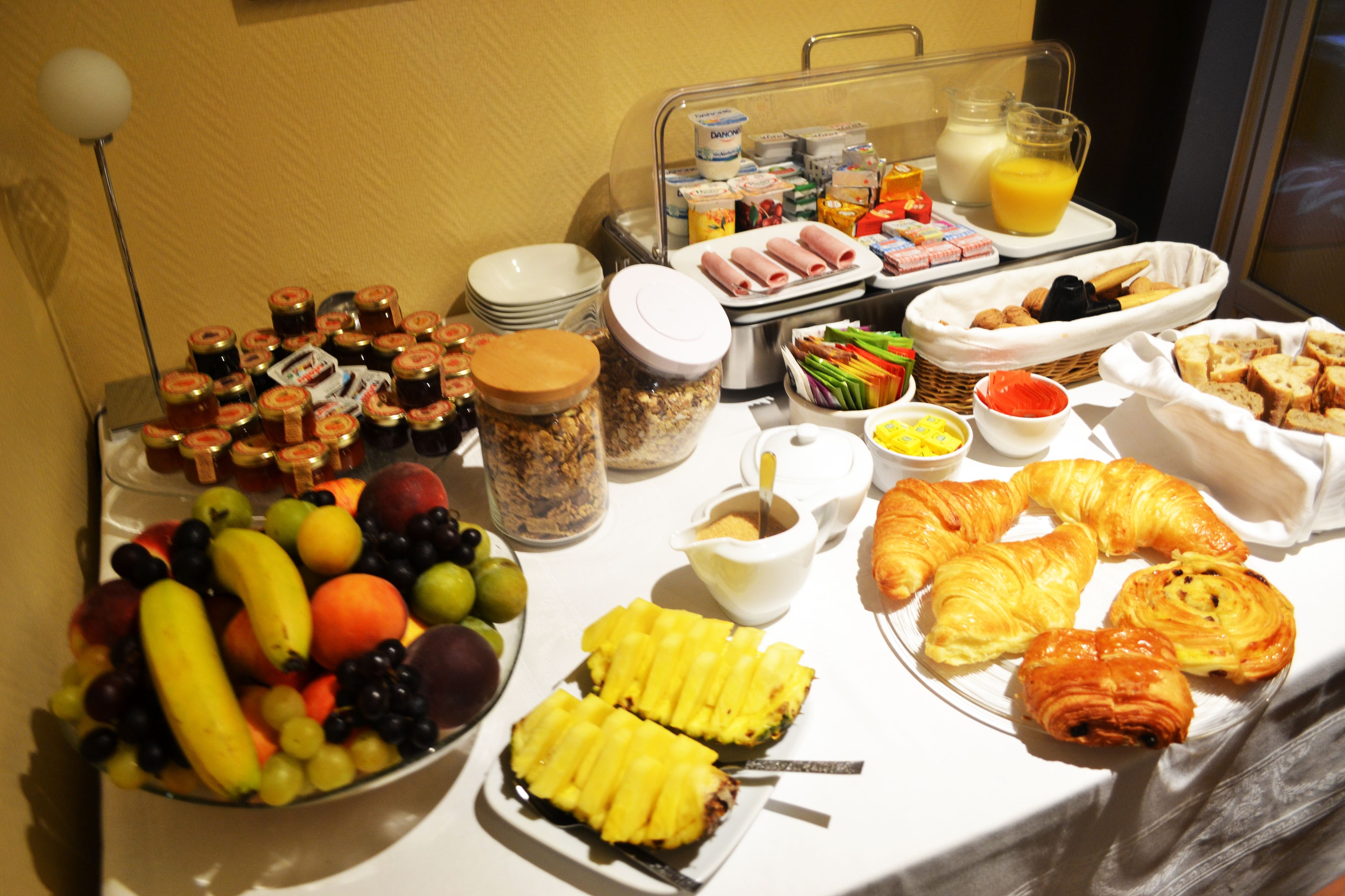 daily full breakfast (eur 20 per person)