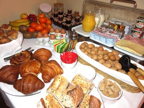 Tägliches großes Frühstück gegen Gebühr