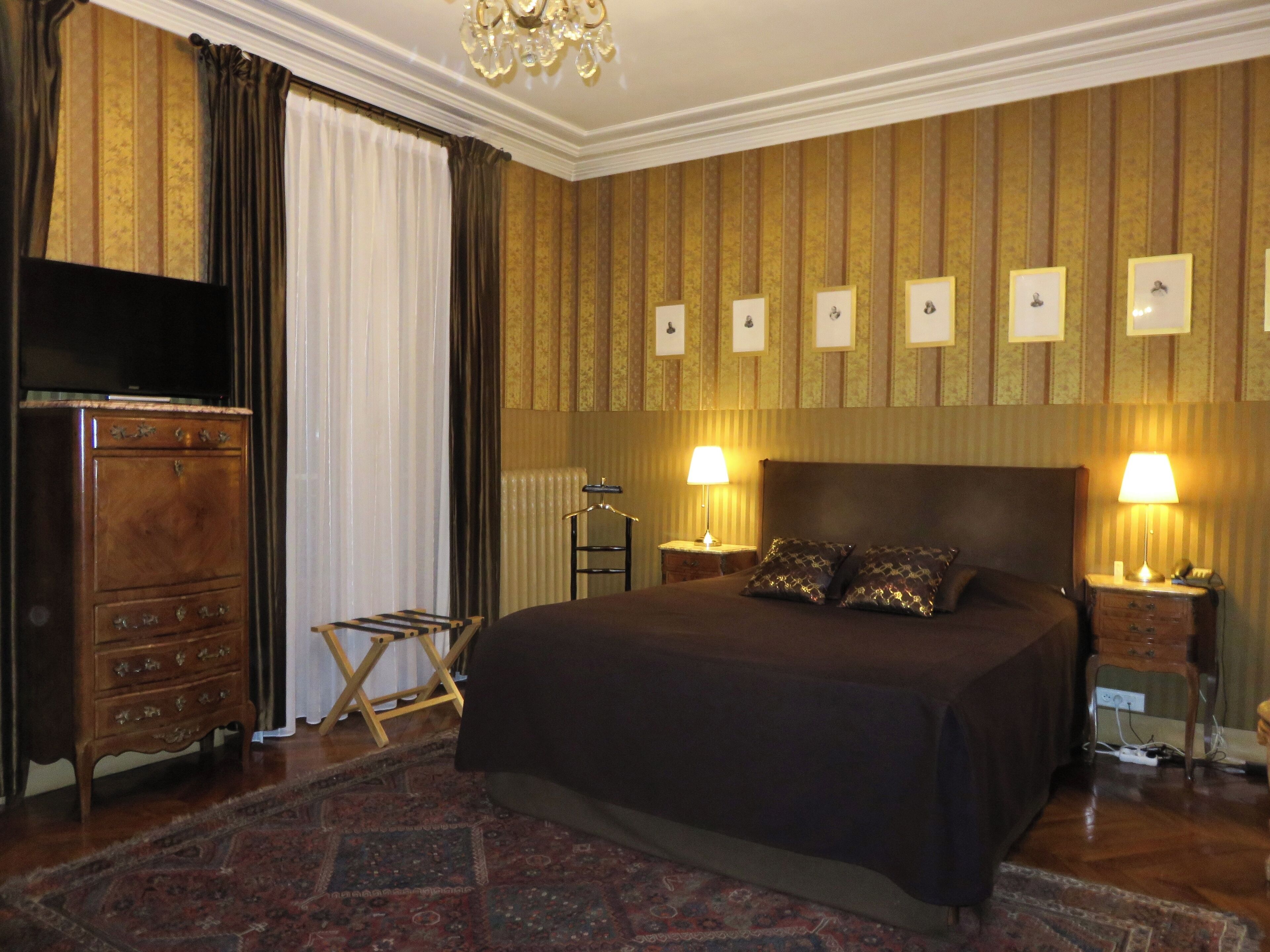 Surmatelas, minibar, coffres-forts dans les chambres