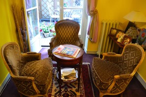 Coin salon dans le hall