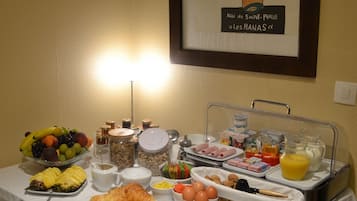Desayuno completo diario (EUR 20 por persona)