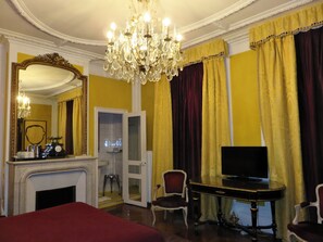 Surmatelas, minibar, coffres-forts dans les chambres