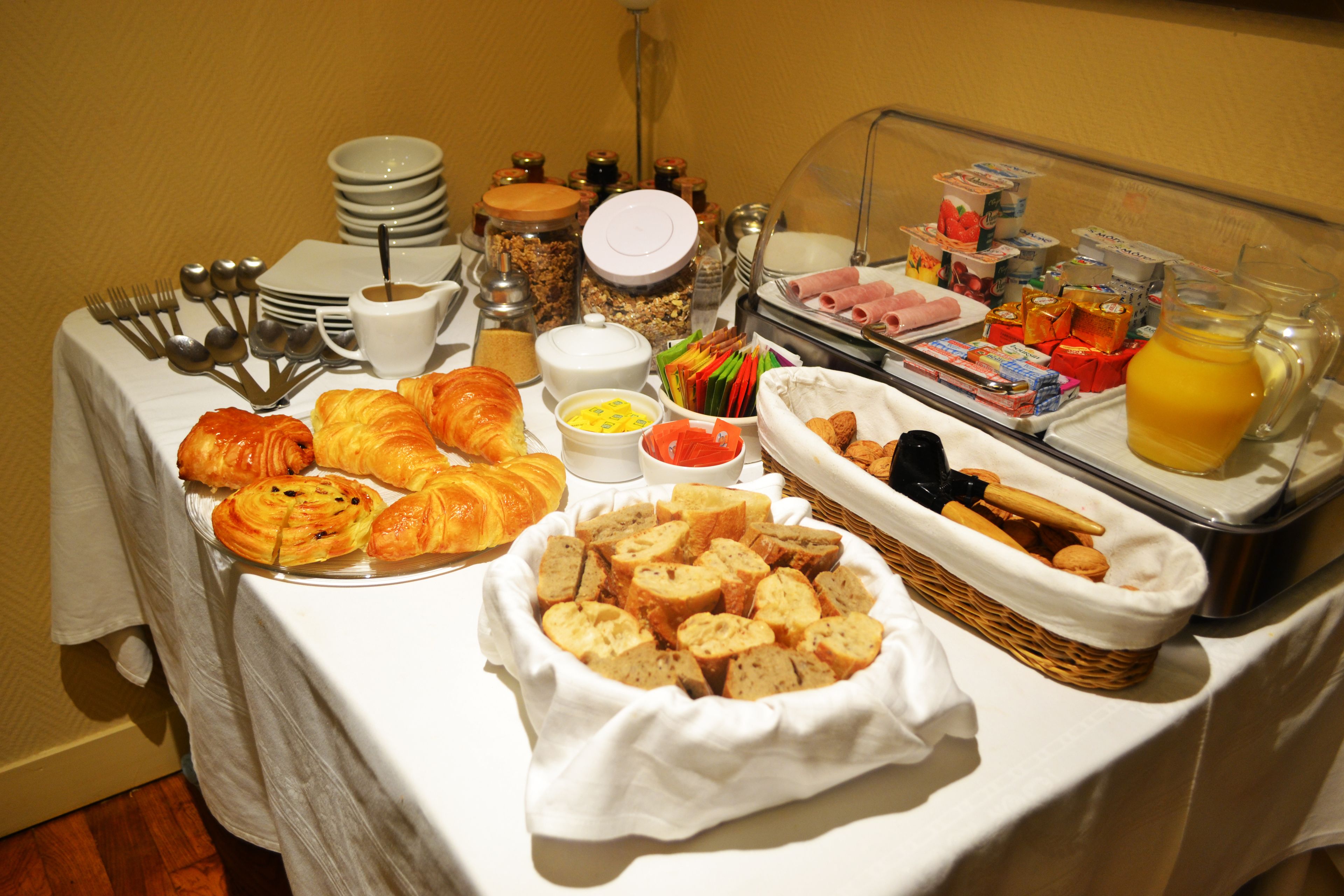 daily full breakfast (eur 20 per person)