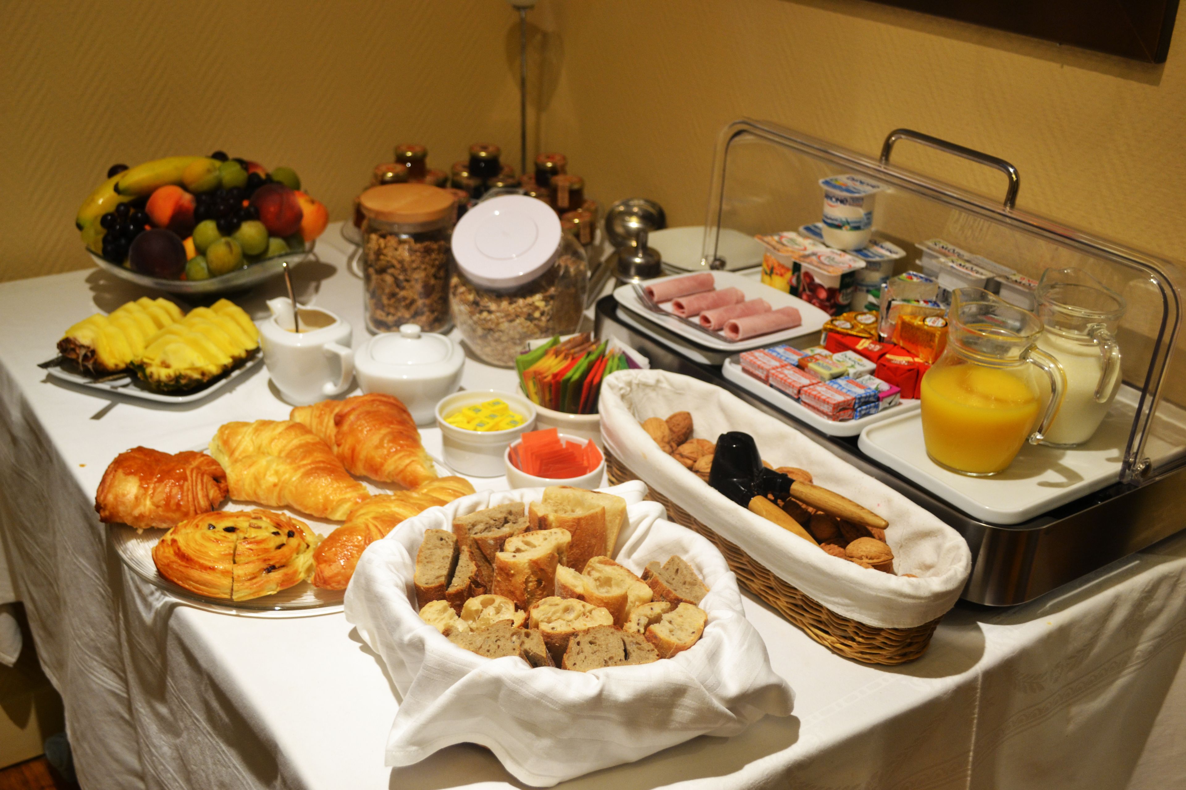 daily full breakfast (eur 20 per person)
