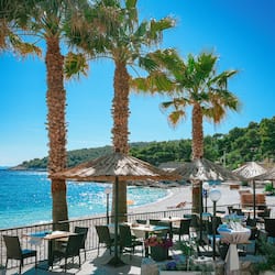 Petit déjeuner, déjeuner et dîner servis sur place, vue sur la plage