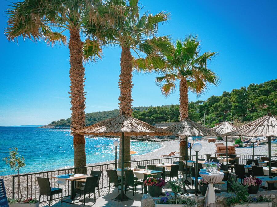 Aperto a colazione, cucina mediterranea, con vista sulla spiaggia